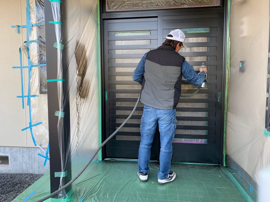 傷んだアルミ玄関ドアが特殊塗装で蘇る！ 山口県全域の塗装は佐伯塗装へ
